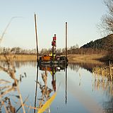 Ein Gerät treibt auf dem Wasser 