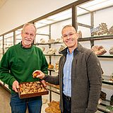 Zwei Wissenschaftler stehen im Geomuseum der TU Clausthal.