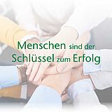 Menschen halten ihre Hände übereinander